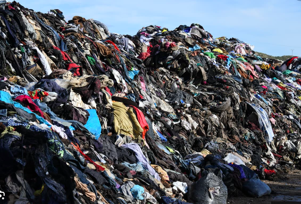Futuro fast fashion discarica Alcantara Economia circolare Claudia Poppi